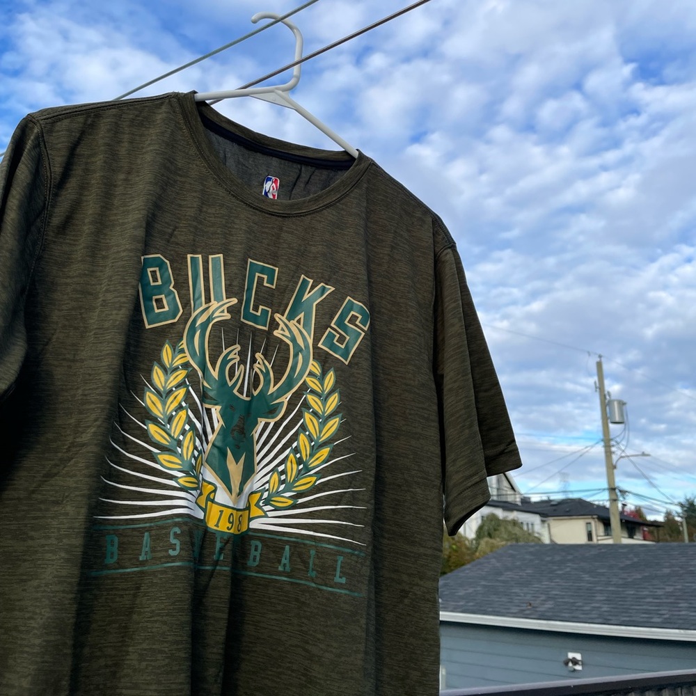 NEW NBA Milwaukee Bucks Performance Training Men's Basketball Graphic T-Shirt